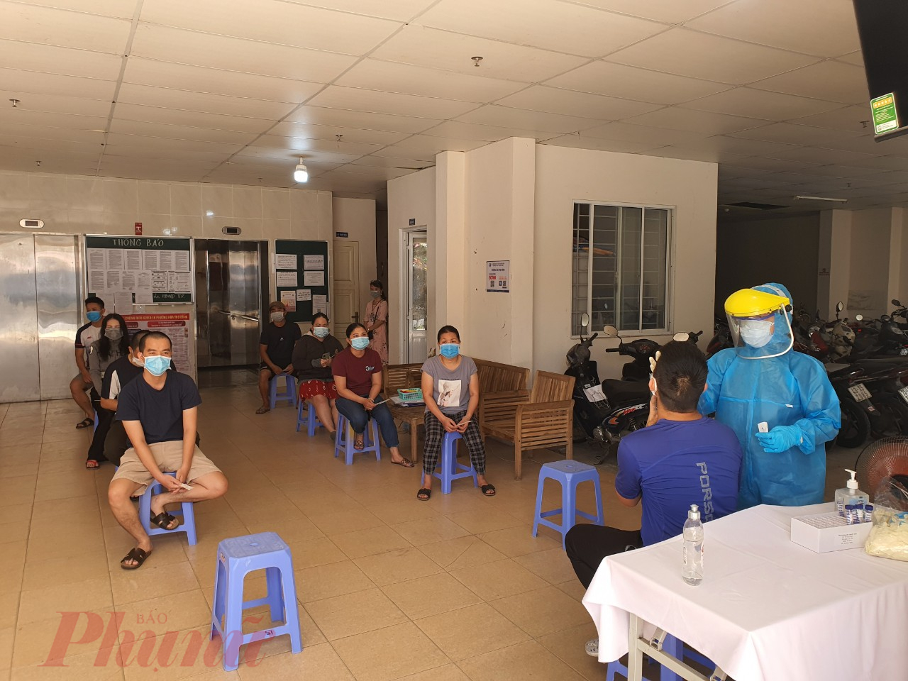 Nhân viên y tế đang lấy mẫu xét nghiệm cho cư dân chung cư CT02-Phong Bắc, P.Hòa Thọ Đông, Q.Cẩm Lệ, Đà Nẵng