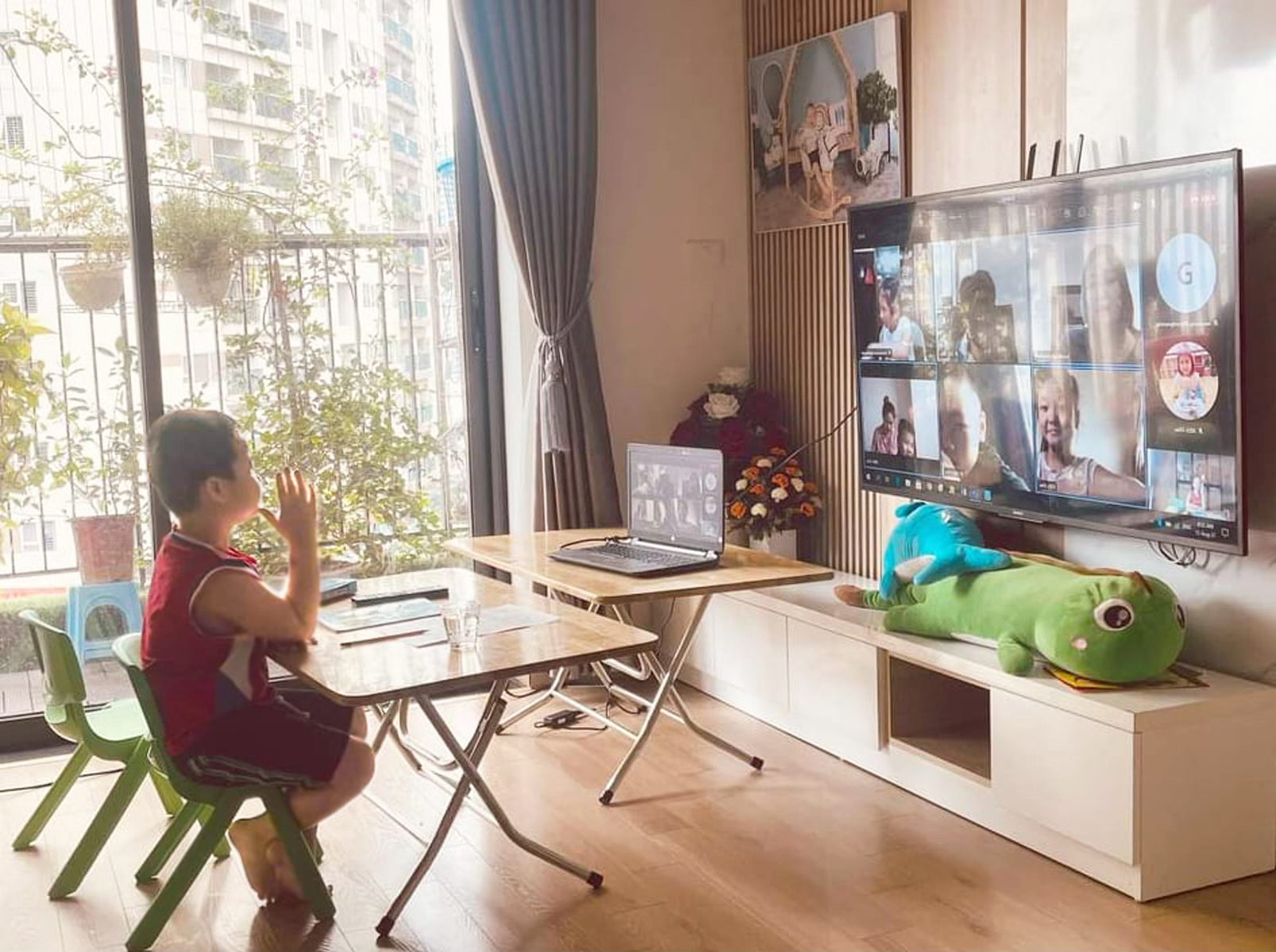 Không phải gia đình nào cũng có điều kiện đảm bảo cho con em mình học trực tuyến. (Trong ảnh: Học sinh tiểu học tại Hà Nội học online  tại nhà) - ẢNH: ĐẠI MINH