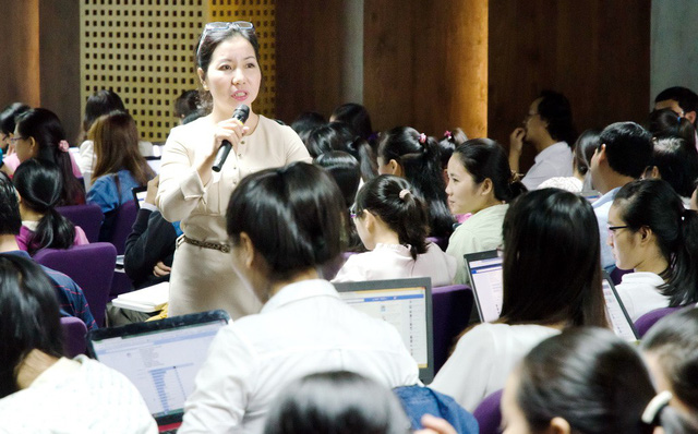 Cô Tô Thuỵ Diễm Quyên đang tập huấn cho các giáo viên THPT