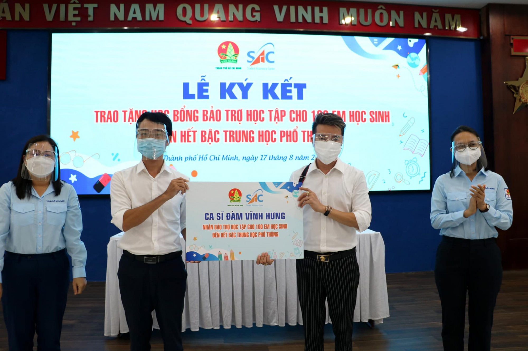 CS Đàm Vĩnh Hưng trong buổi ký kết hỗ trợ 100 em học sinh học hết lớp 12