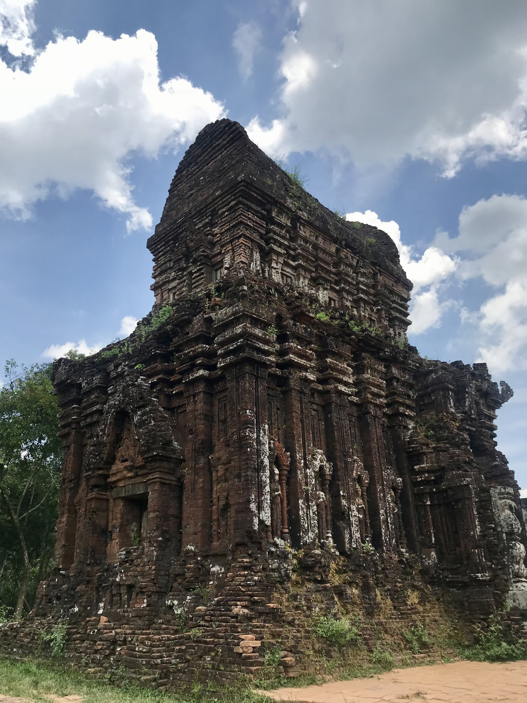 Khu đền tháp ở Thánh địa Mỹ Sơn là điể du lịch nổi tiếng tại Quảng Nam, cung cấp nhiều điều thú vị về văn hoá Ấn Độ