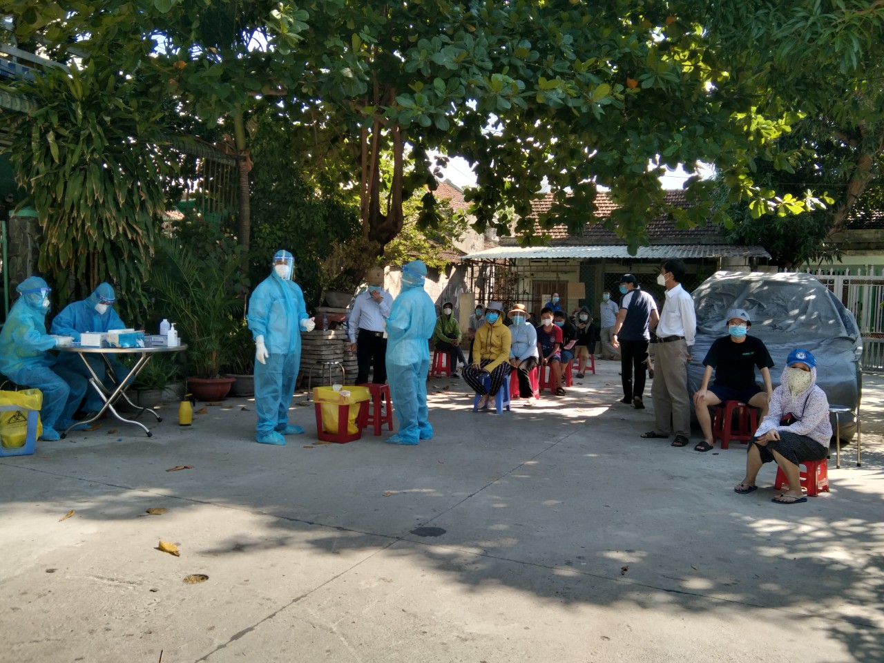 Ngành y tế Phú Yên xét nghiệm COVID-19 ở khu dân cư phường 2, TP Tuy Hòa, Phú Yên