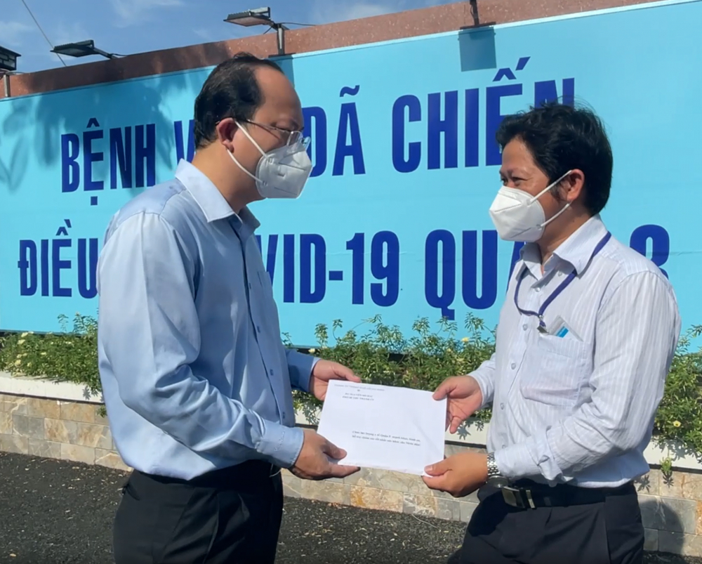 Phó Bí thư Thành ủy TPHCM Nguyễn Hồ Hải động viên lực lượng làm nhiệm vụ tại Bệnh viện dã chiến điều trị COVID-19 quận 8.