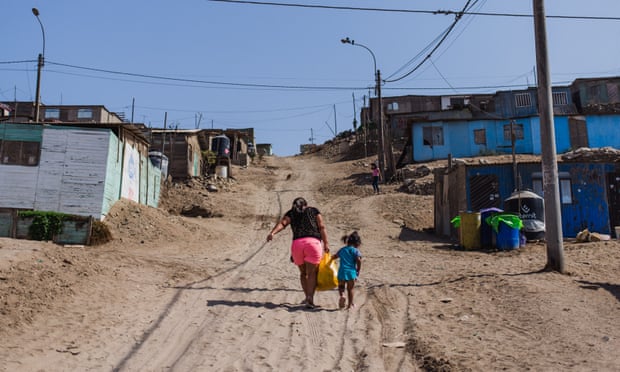 Khu ổ chuột gần Lima, nơi sinh sống của Nilda López. Peru có số người chết vì Covid tính theo đầu người cao nhất thế giới. Ảnh: Miguel Arreátegui / Save the Children Pe