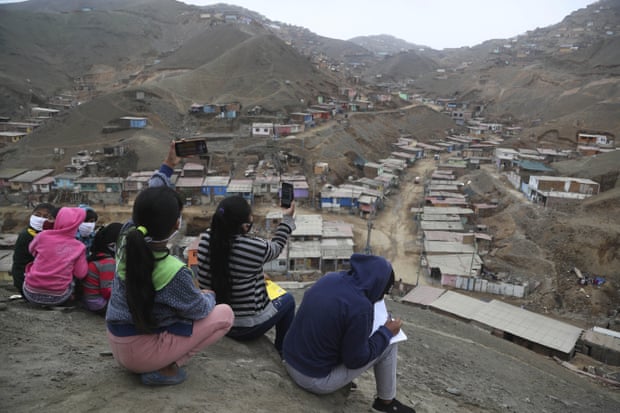 Trẻ em cố gắng lấy tín hiệu di động trong các lớp học ảo ở khu ổ chuột Puente Piedra bên ngoài Lima. Mỹ Latinh và Caribe có số lượng trẻ em bỏ học cao nhất thế giới. Ảnh: Martín Mejía / AP