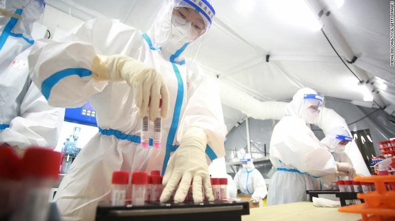 Nhân viên y tế kiểm tra mẫu xét nghiệm COVID-19 của người dân địa phương tại một phòng thí nghiệm kiểm tra di động ở Dương Châu, Trung Quốc. Ảnh chụp ngày 17/8 - Ảnh: CNN