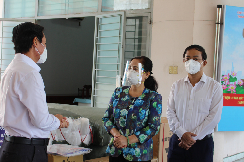 Bà Nguyễn Thị Lệ, Phó Bí thư Thành ủy, Chủ tịch HĐND TP thăm hỏi, động viên đội ngũ y bác sĩ tại Bệnh viện Dã chiến điều trị bệnh nhân Covid-19 Bình Chánh số 1