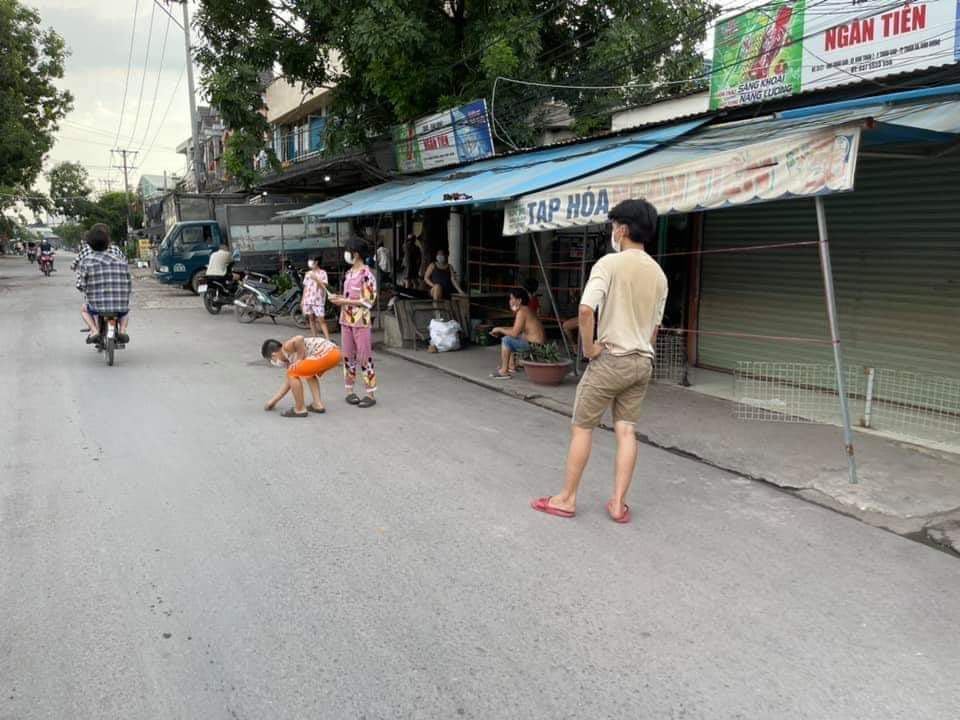 Trẻ con tràn ra đường để vui chơi ở phường Thuận Giao
