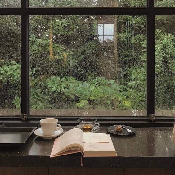 Một tách trà nóng, bản nhạc hay, thêm cuốn sách yêu thích là tất cả những gì nàng cần cho một ngày mưa. Nguồn ảnh: @MariapaolaAndreello