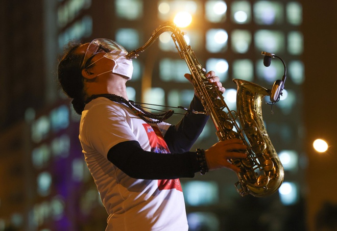 Nhạc sĩ Trần Mạnh Tuấn biểu diễn phục vụ bệnh viện dã chiến, khu cách ly