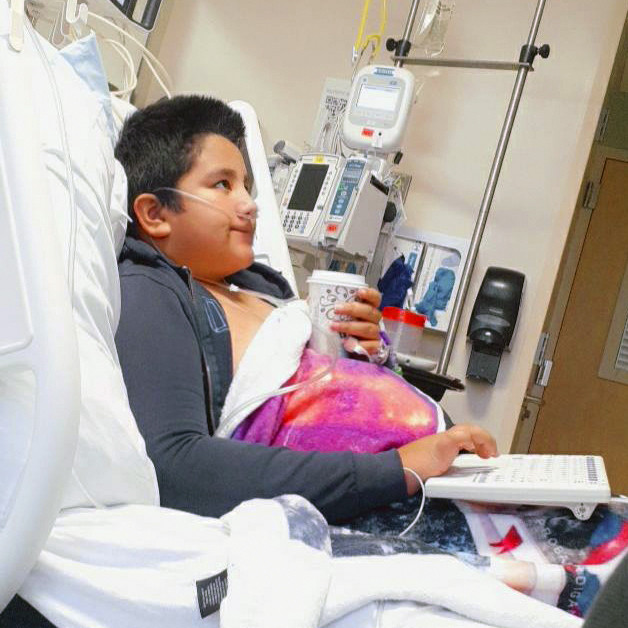  Francisco Rosales, 9 tuổi, trong phòng chăm sóc đặc biệt tại Trung tâm Y tế Trẻ em ở Dallas, Texas
