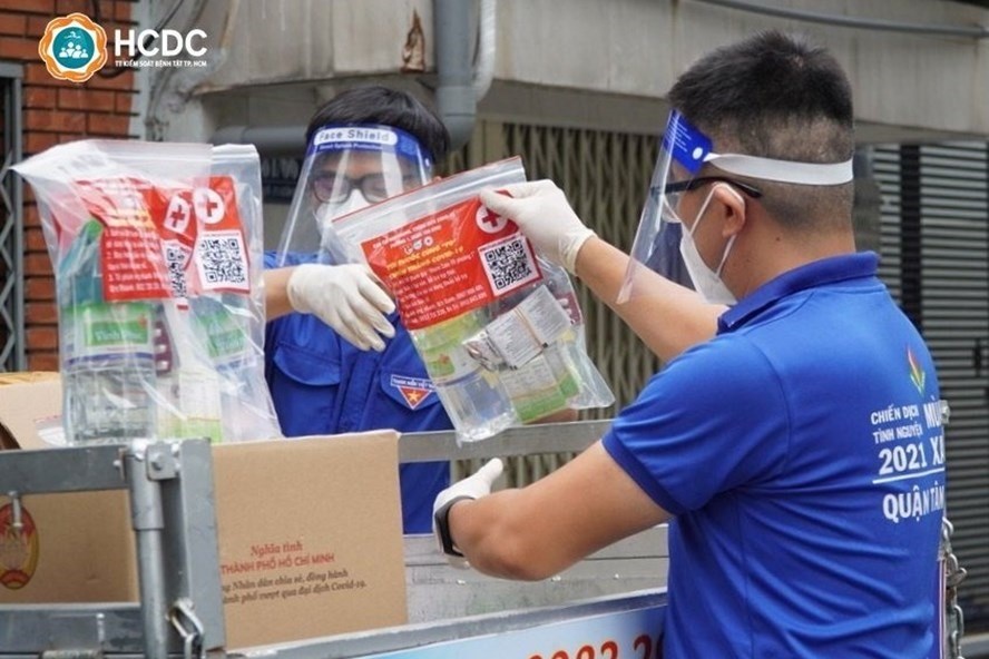 Túi thuốc an sinh cho F0 cách ly tại nhà trên địa bàn phường 1, quận Tân Bình (TPHCM). Ảnh: HCDC