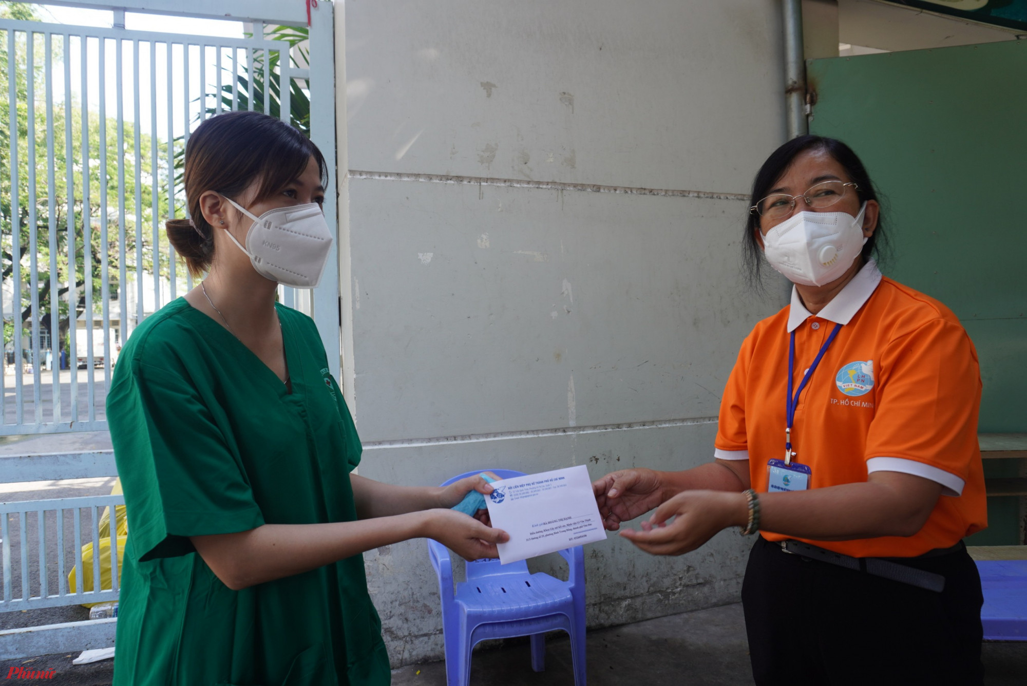 bà Đỗ Thị Chánh tặng quà đến các nhân viên y tế tham gia công tác phòng, chống dịch 