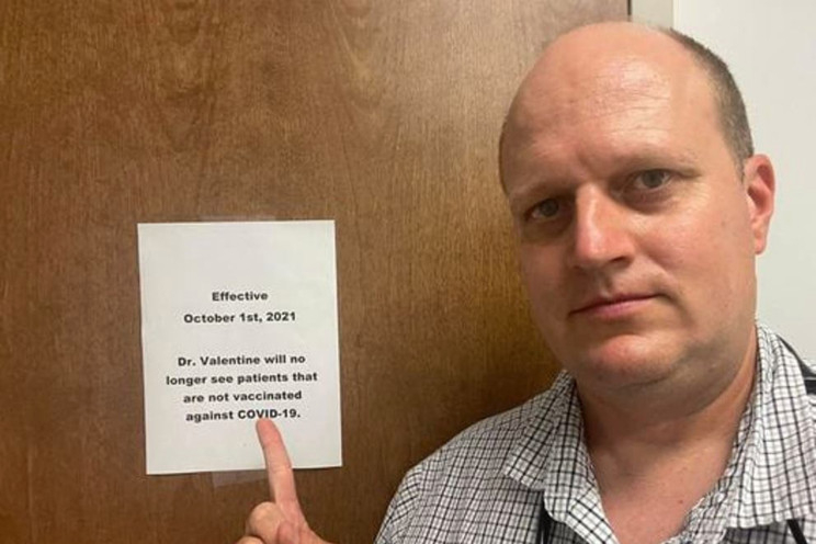 Bác sĩ Valentine cảnh báo bệnh nhân rằng ông sẽ không gặp họ trừ khi họ đã được tiêm vắc xin COVID-19 tại phòng khám của ông - Ảnh: Jason Valentine