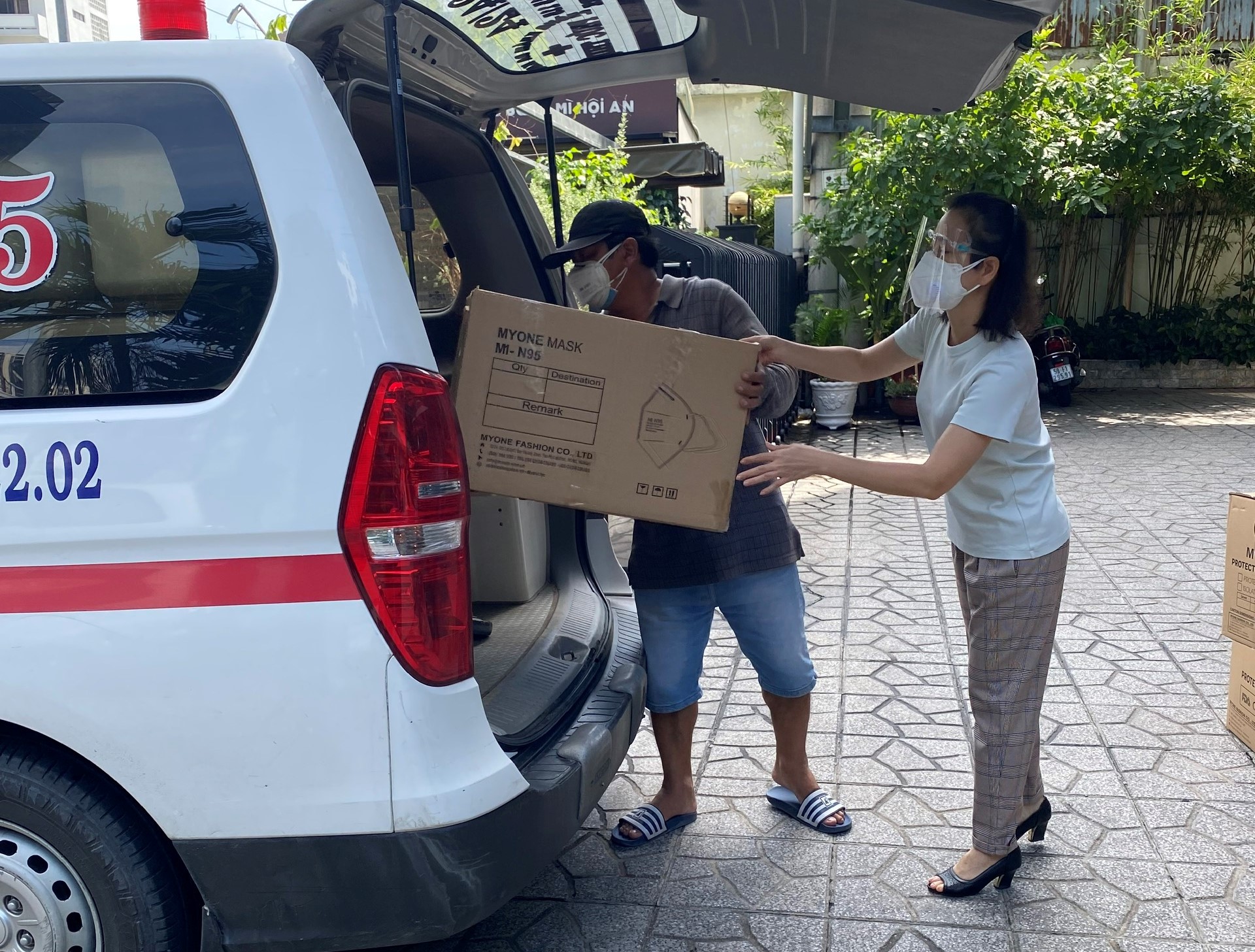 Đại diện nhóm Nghệ sĩ Quang Thảo, NSUT Tuyết Thu hỗ trợ vận chuyển, tặng quà cho bệnh viện Cù Lao Minh