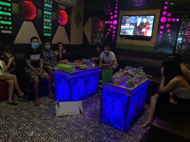 Bất chấp dịch COVID-19, 4 thanh niên vẫn đi hát karaoke có nữ nhân viên phục vụ