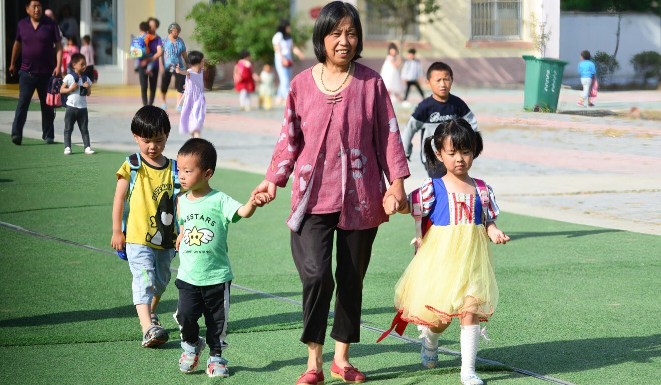 Một số bậc cha mẹ ở Trung Quốc lo lắng rằng con họ sẽ bị bỏ lại phía sau nếu chúng quá thấp. Ảnh: Getty Images