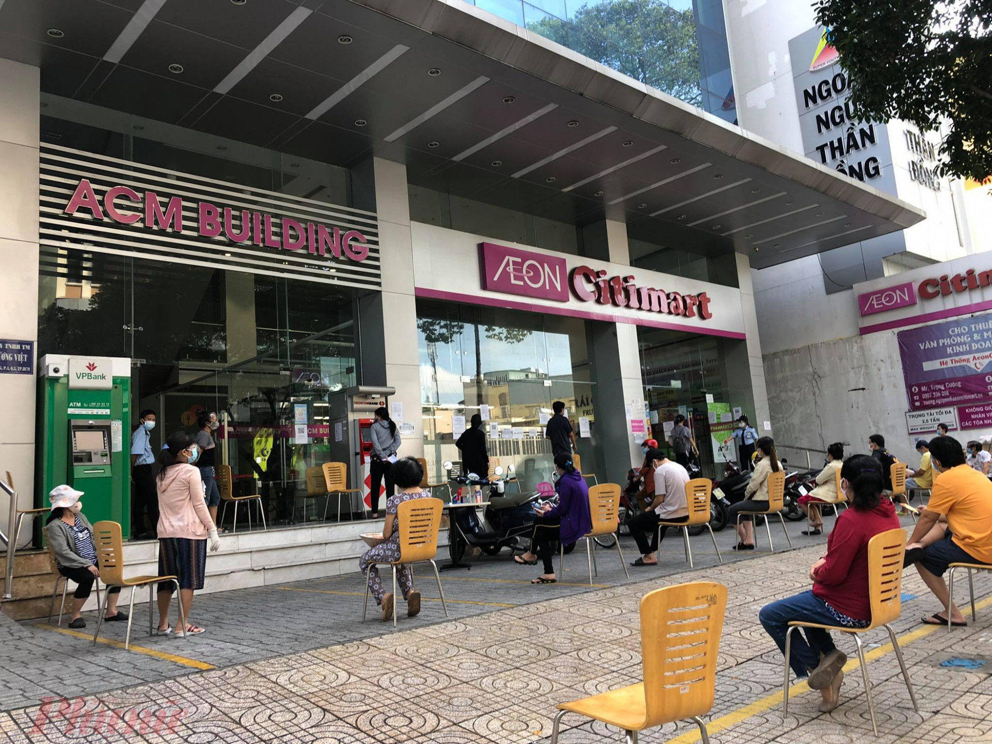 Tại Aeon và Citimart trên đường Cao Thắng, Q.3 khách xếp khá đông. Người mua cho biết thực phẩm dồi dào không thiếu.