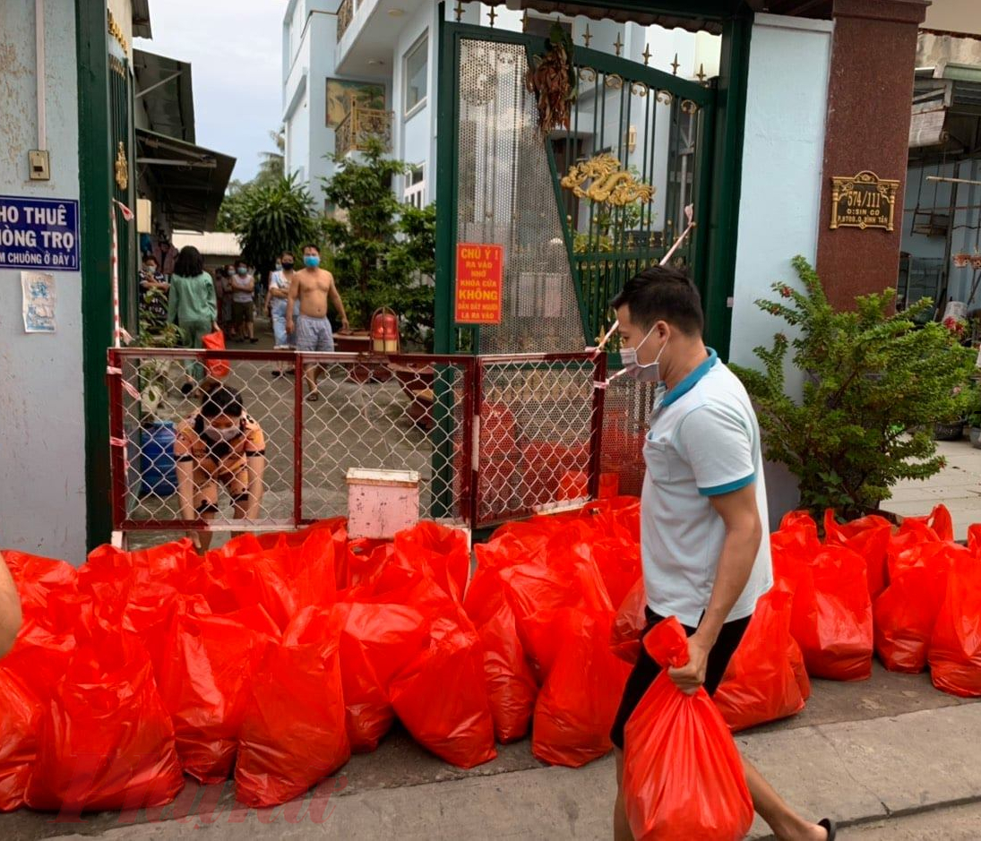 Người thuê trọ ở quận Bình Tân nhận quà hỗ trợ của chính quyền địa phương.