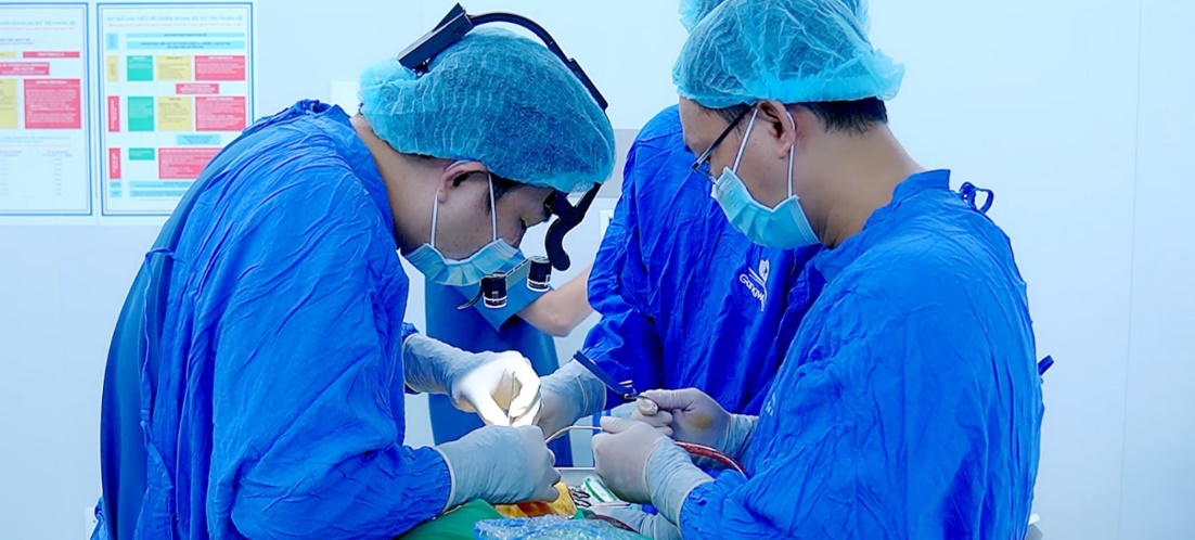 Đội ngũ bác sĩ BVTM Gangwhoo đang phẫu thuật cho bệnh nhân - Ảnh: BVTM Gangwhoo