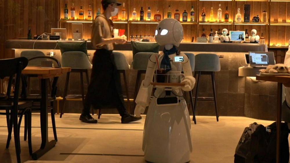 Robot của quán cà phê Dawn mang lại cơ hội việc làm cho những người cảm thấy khó khăn khi làm việc bên ngoài nhà mình - Ảnh: AFP