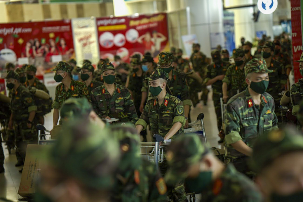 Sau lễ xuất quân, gần 300 bác sĩ và học viên thuộc Học viện Quân y di chuyển ra sân bay Nội Bài lên đường vào TP HCM chống Covid-19.