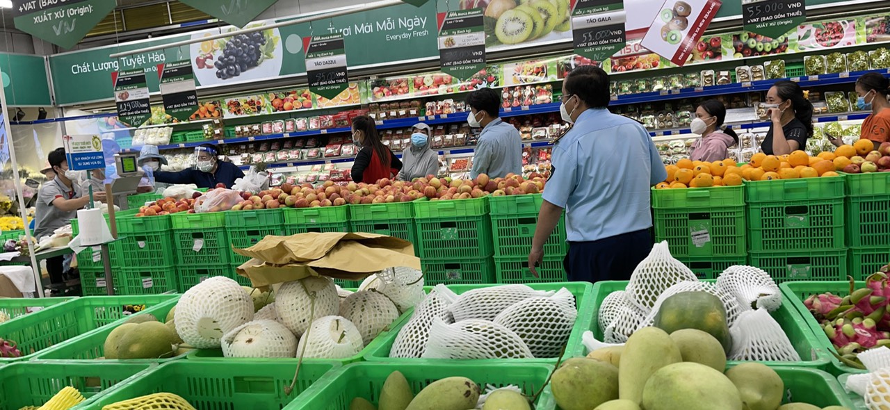 Lực lượng quản lý thị trường đang kiểm tra giá cả hàng hoá tại các siêu thị để đảm bảo không lợi dụng tăng giá