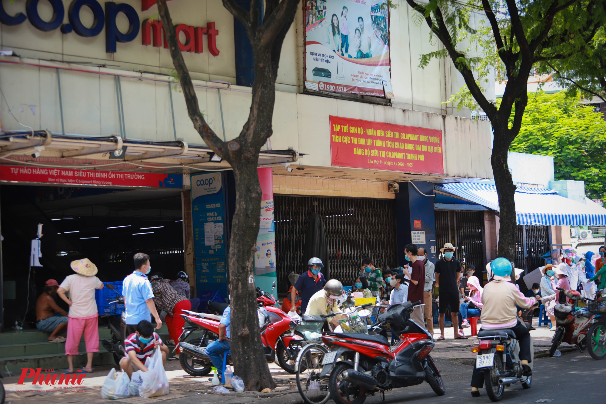 Một siêu thị trên đường Hùng Vương (Quận 5), với đoàn người nối đuôi nhay chờ đến lượt mua hàng