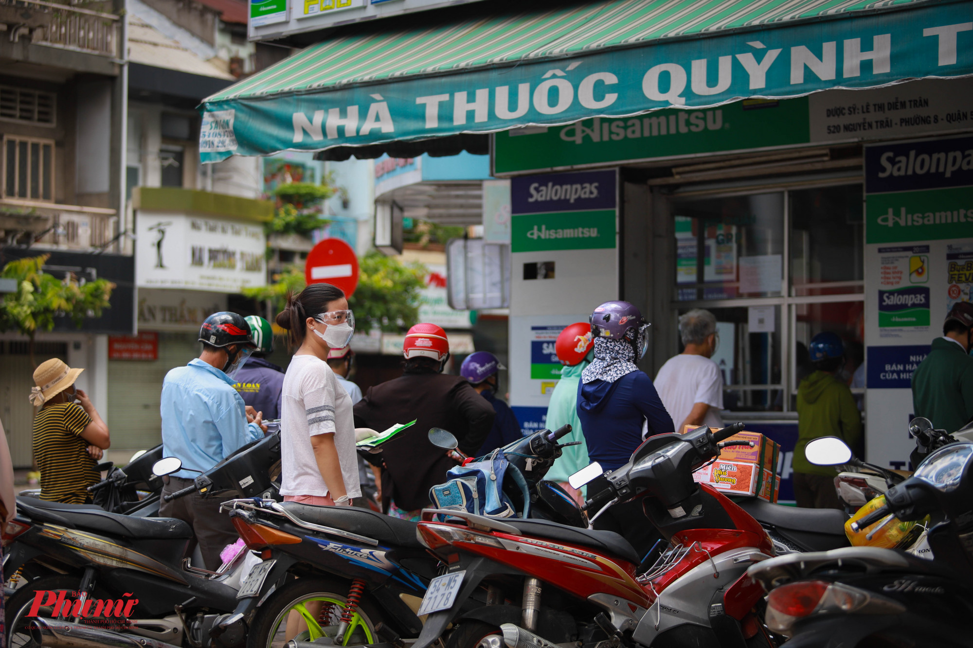 Một hiệu thuốc trên đường Nguyễn Tri Phương (Quận 5) đông nghịt người xếp hàng