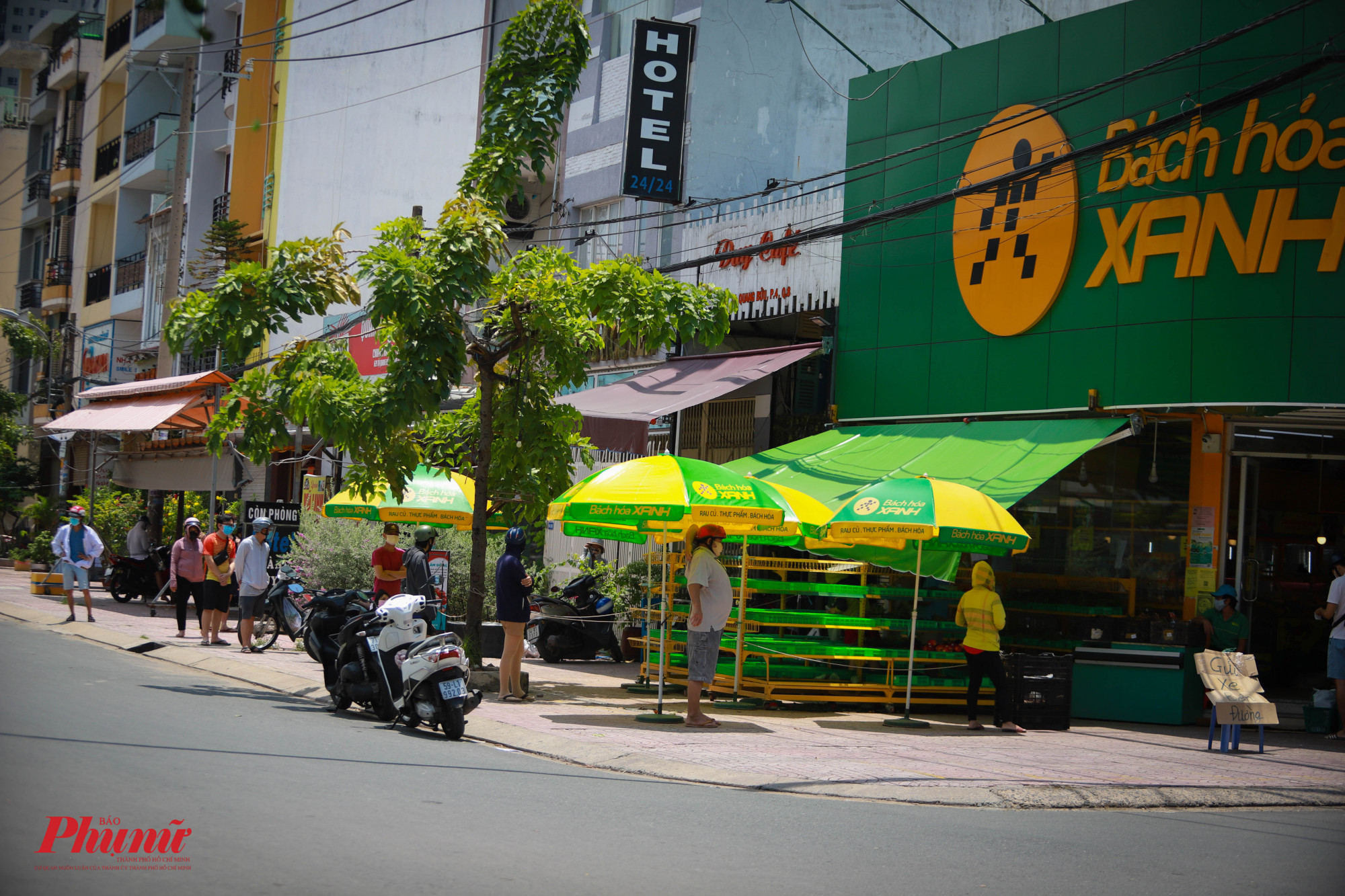 Người dân xếp hàng chờ đến lượt mua hàng tại một Bách Hóa Xanh trên đường Tạ Quang Bửu (Quận 8)