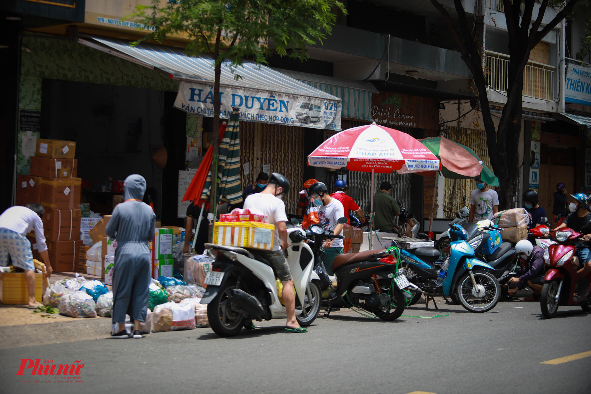 Một trạm trung chuyển hàng hóa gần đó có rất đông người dân ra vào nhận hàng