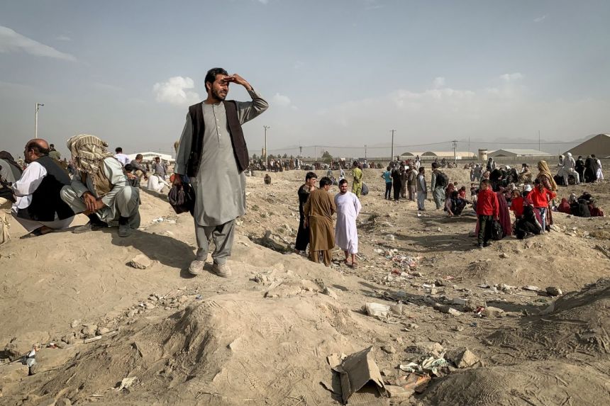 Mọi người tập trung gần cổng phía bắc của sân bay ở Kabul, Afghanistan vào ngày 21/8.