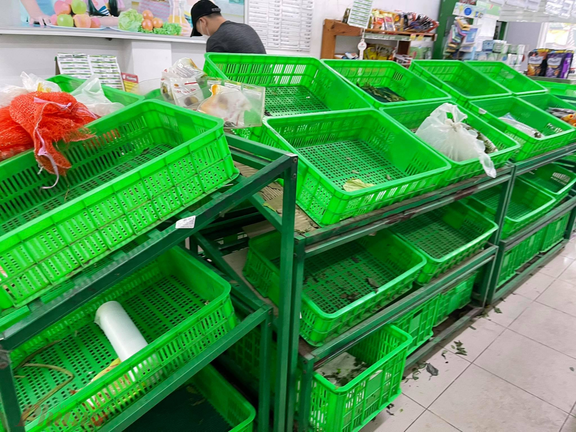 Nhiều siêu thị mini hết sạch các mặt hàng lương thực, thực phẩm
