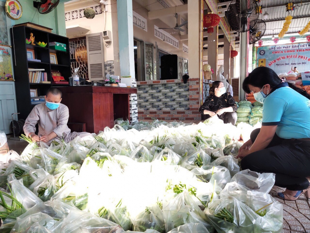 Cán bộ Hội phụ các sư chuẩn bị quà để tặng cho dân. 