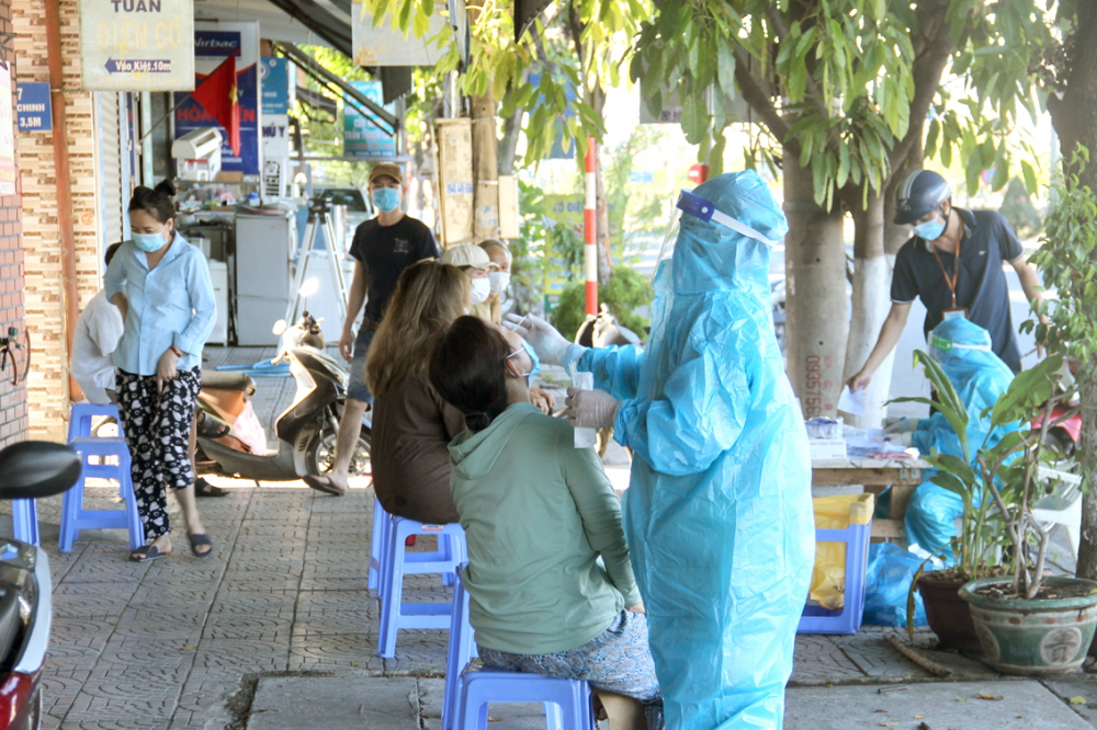 Trong những ngày vàng giãn cách, hệ thống y tế Đà Nẵng tăng hết tốc lực lấy mẫu xét nghiệm trên toàn thành phố, không bỏ sót đối tượng nào