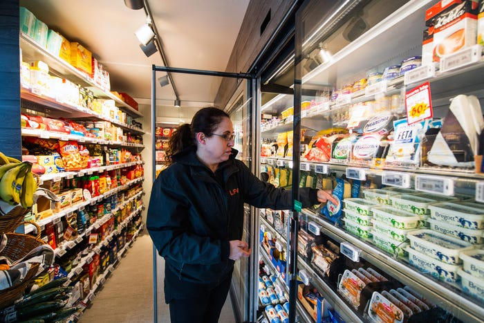 Giám đốc cửa hàng Domenica Gerlach tại hàng siêu thị không người bán hàng Lifvs ở Veckholm, một ngôi làng có vài trăm người, vào tháng 5/2021 - Ảnh: AFP/Getty Images