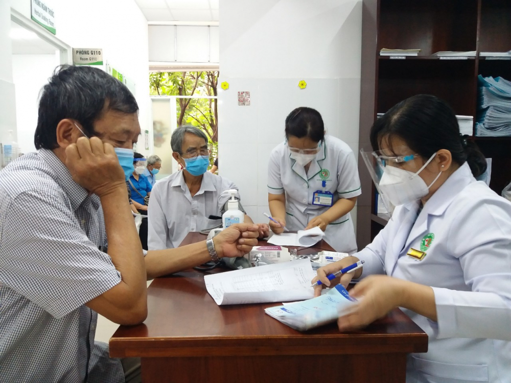 Bệnh viện Lê Văn Thịnh tiêm vắc xin cho người trên 65 tuổi