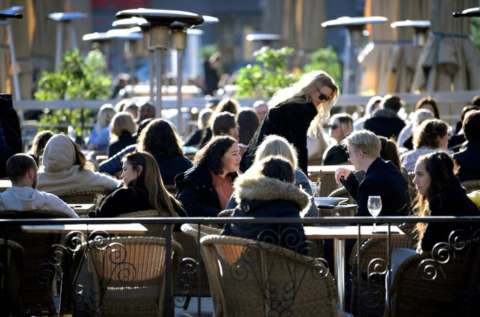 Một nhà hàng ngoài trời ở Stockholm. Ảnh chụp ngày 26/3/2020 - Ảnh: reuters/TT News Agency