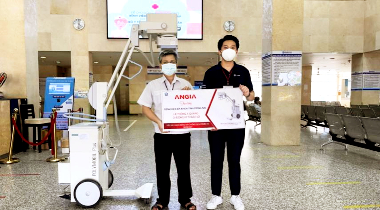 Đại diện Bệnh viện Đa khoa tỉnh Đồng Nai tiếp nhận hệ thống máy X-quang