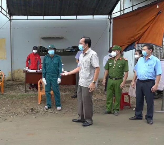 Lực lượng chức năng huyện Cư Kuin kiểm tra công tác phòng chống dịch