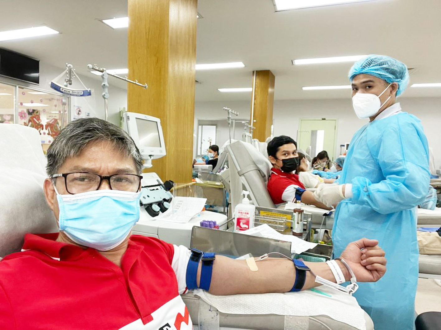 Người dân Indonesia ở TPHCM đến Bệnh viện Truyền máu - Huyết học để hiến máu thiện nguyện