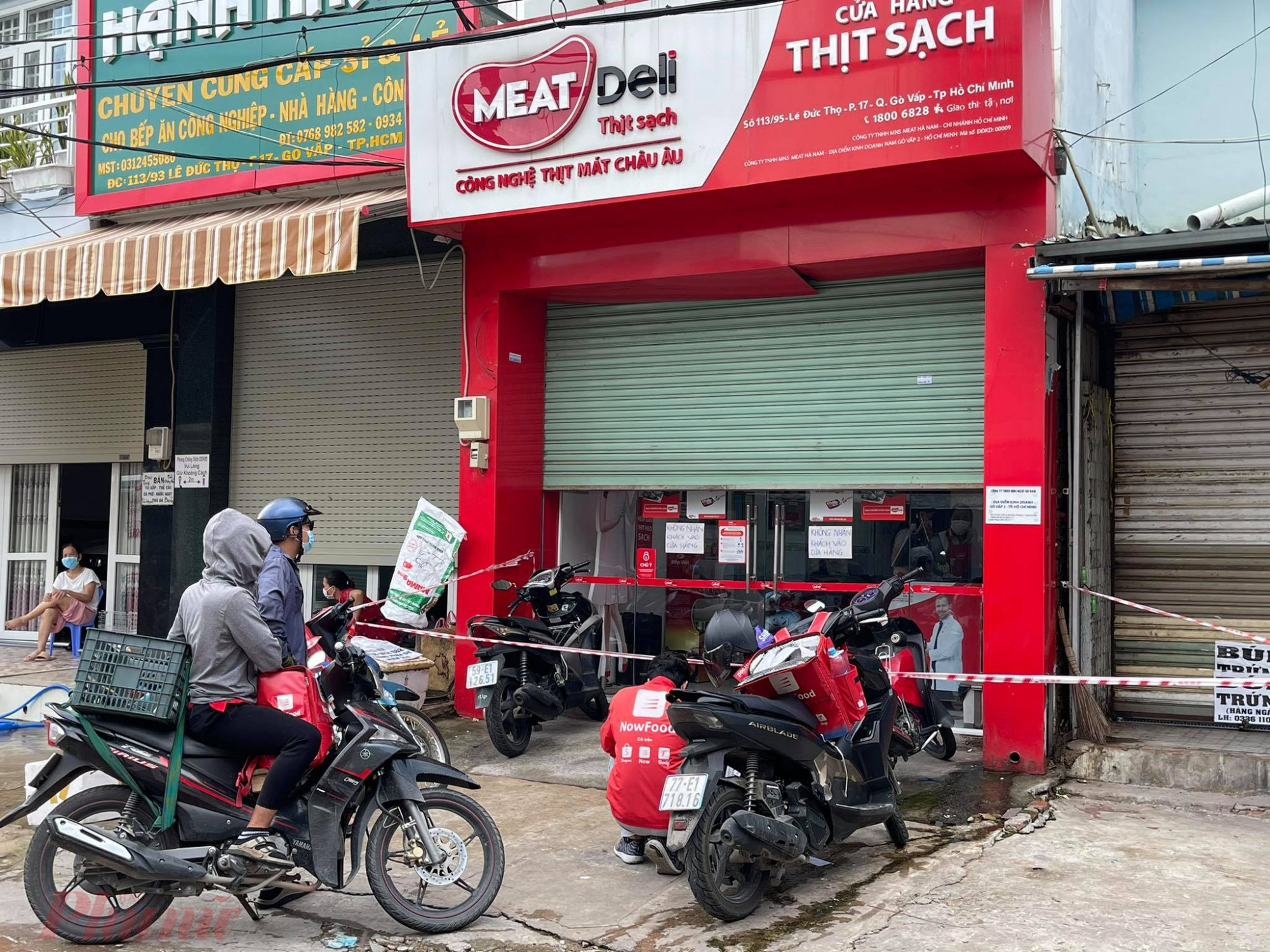 Tại các quận huyện khác, lượng khách mua hàng cũng đang quá tải. Như tại cửa hàng thịt sạch Meat Deli (Đường Lê Đức Thọ, Q.Gò Vấp) phải kéo bớt cửa xuống để hạn chế lượng 