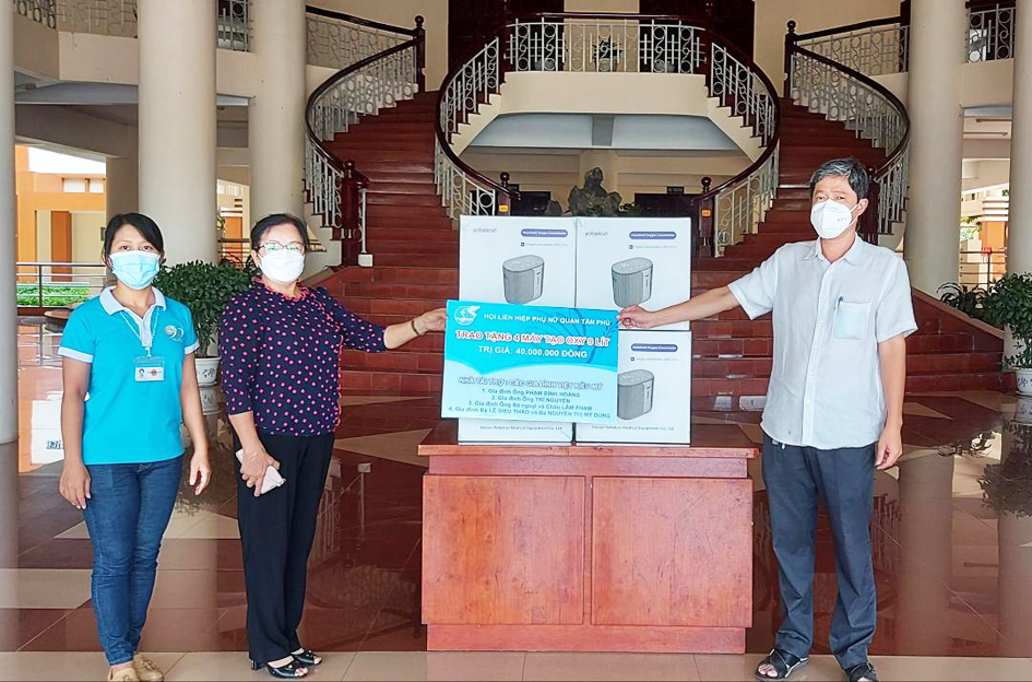 Hội LHPN Q.Tân Phú và chị Hà Phi Yến tặng máy thở hỗ trợ công tác  điều trị bệnh COVID-19