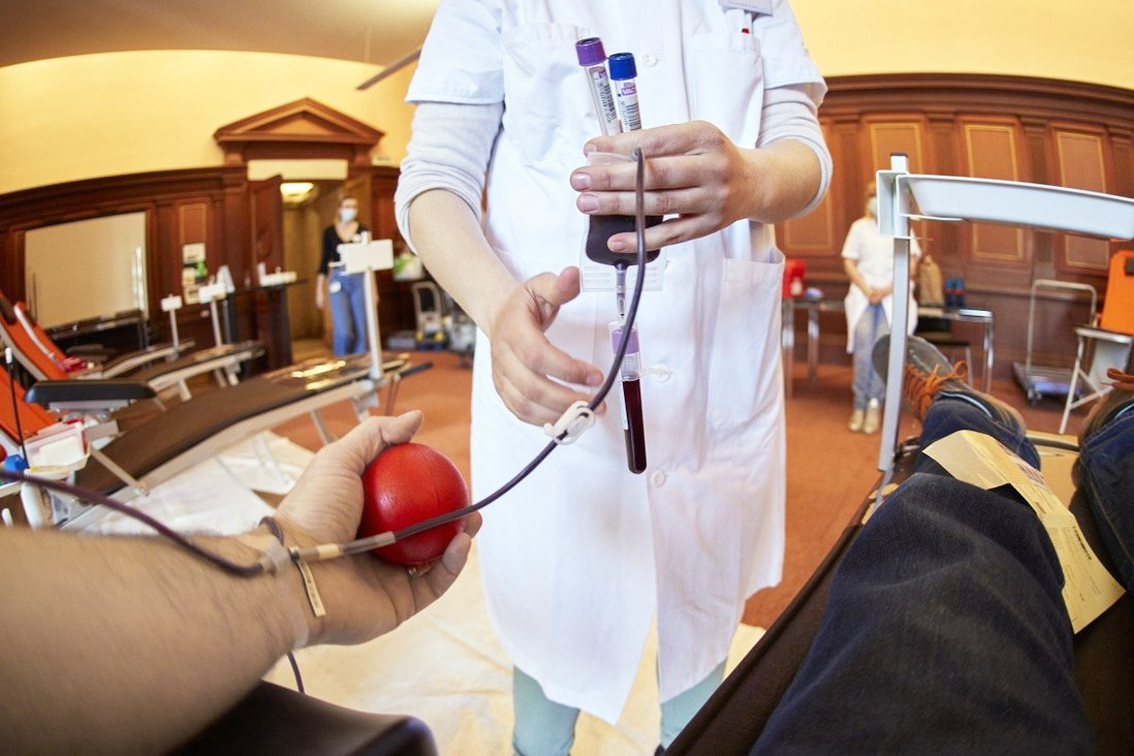 Một y tá thu thập mẫu máu tại một trung tâm hiến máu ở Lausanne, Thụy Sĩ - ẢNH: REUTERS