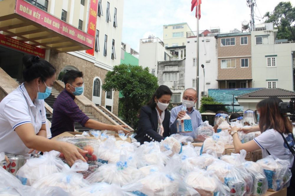 Trung tâm Tiếp nhận và hỗ trợ hàng hóa thiết yếu phục vụ người dân khó khăn bởi dịch COVID-19 sẽ đưa 500.000 túi an sinh đến tay người dân. 