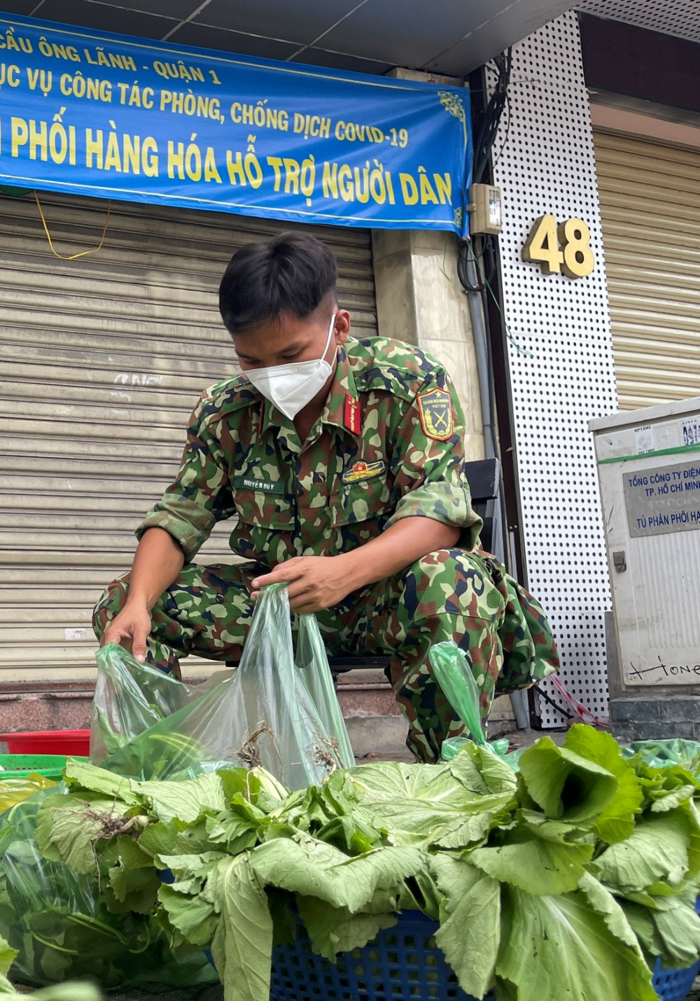 Chiến sĩ Chiến sĩ Lữ Đoàn tăng thiết giáp 26 cùng phường Cầu Ông Lãnh Q1 chuẩn bị rau cho dân