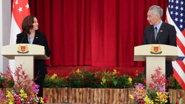 Phó Tổng thống Mỹ Kamala Harris (trái) trước cuộc gặp song phương với Thủ tướng Singapore Lý Hiển Long (phải) tại Istana, Singapore, ngày 23/8/2021 - Ảnh: AFP