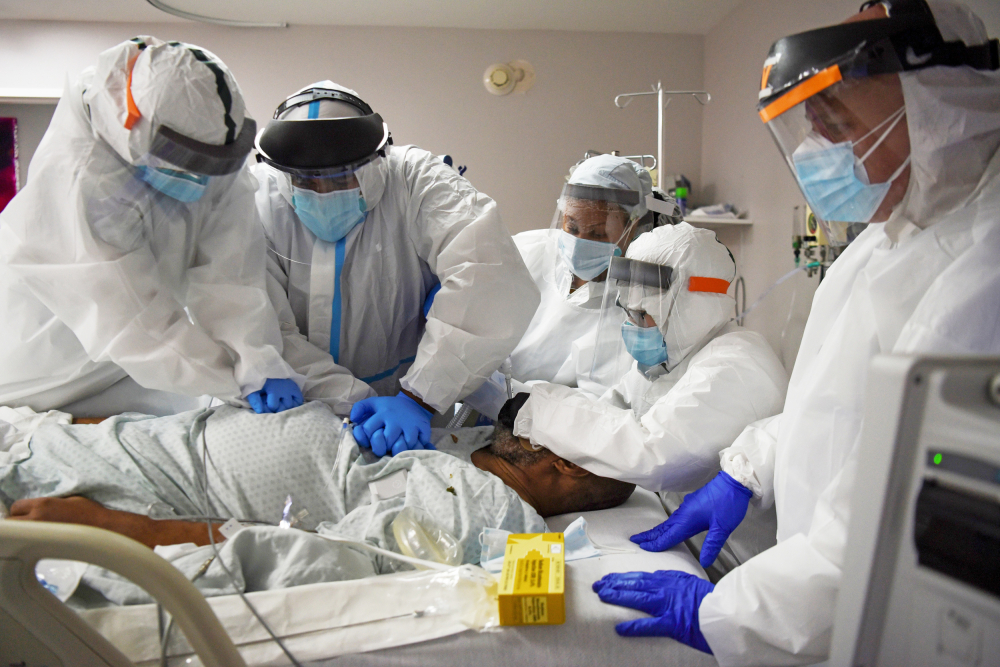Các bác sĩ thực hiện hô hấp nhân tạo cho bệnh nhân COVID-19 Trung tâm Y tế United Memorial ở Houston (Mỹ) vào ngày 17/7/2020 - Ảnh: Reuters