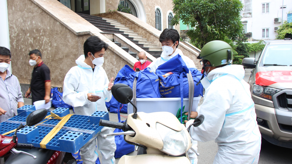 Đội SOS của Trung tâm An sinh TPHCM hiện có 20 tình nguyện viên cơ động vận chuyển túi an sinh cung cấp cho người dân bằng xe máy.