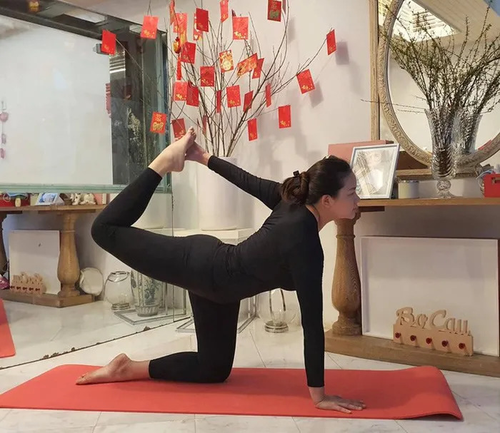 Phan Như Thảo chăm chỉ tập yoga để lấy lại vóc dáng.
